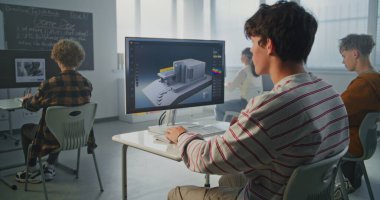 Koyu Saçlı Genç Adam Sınıfta 3 Boyutlu Ev Tasarımı üzerine yoğunlaşıyor. Mimari Görselleştirme, Yaratıcı Eğitim. Dijital Yetenekler ve Yenilikçi Teknolojiler kavramı. Sabit Çekim.