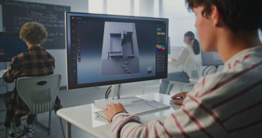 Çizgili Tişörtlü Öğrenci Bilgisayar Ekranında 3 Boyutlu Ev Projesinde çalışıyor. Genç Adam Mimarlık ve Dijital Modellik Çalışıyor. Yaratıcı Eğitim ve Tasarım Teknolojileri kavramı. Sabit Çekim.