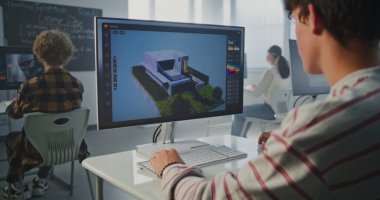 Çizgili Tişörtlü Öğrenci Bilgisayar Ekranında 3 Boyutlu Ev Projesinde çalışıyor. Genç Adam Mimarlık ve Dijital Modellik Çalışıyor. Yaratıcı Eğitim ve Tasarım Teknolojileri kavramı. Sabit Çekim.