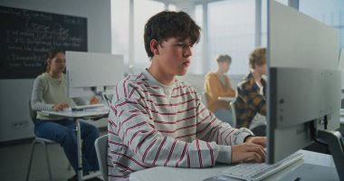 Large, Sunny College Konferans Salonu, Oyun Geliştirme Dersi. Öğrenciler bilgisayarda oturup klavyeyle yazı yazıyorlar. Modern Eğitim, Dijital Disiplin Eğitimi kavramı.