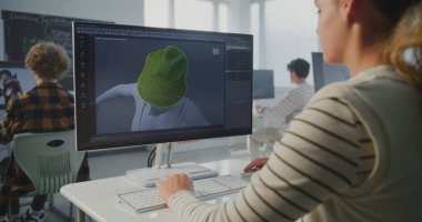 Modern Sınıfta Kadın Öğrenci Bilgisayarda 3D Model Oluşturdu. 3 Boyutlu Modelleme Yazılımıyla Bilgisayar Ekranına Odaklanan Genç Kadın. Dijital Eğitim, Yaratıcı Öğrenme ve Gelecek Tasarım Teknolojileri.