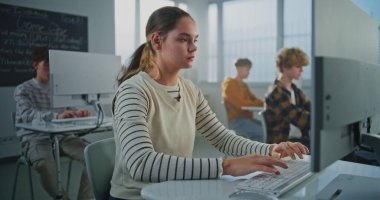 Üniversite Bilgisayar Laboratuvarında Bayan Öğrenci Oyun Geliştirme. Genç Kadın Ekran, Öğrenme Programlama ve Tasarım Üzerine Odaklandı. Dijital Eğitim, Teknoloji, Yaratıcı Yetenekler kavramı. Portre.