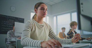 Kolej sınıfında, Güzel Bayan Öğrenci Oyun Geliştirme Sınıfı. Parlak Bilgisayar Laboratuvarındaki öğrenciler daktilo üzerinde yoğunlaşıyor. Modern Eğitim kavramı, Dijital Disiplin eğitimi. Portre.