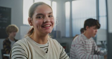 Güzel Genç Öğrencilerin Kapanışı Üniversite Konferans Salonunda. Kız Pozitif Duygular Gösteriyor, Gülümsüyor ve Kameraya Gülüyor. Modern Eğitim ve Öğrenci Yaşam Tarzı kavramı. Portre.