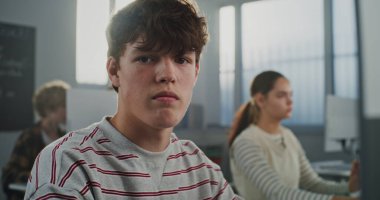 Çizgili Kazaklı Kahverengi Gözlü Çocuk Bilgisayar 'da çalışıyor, Kameraya Yakından Bakıyor. Bilgisayar Laboratuvarında 3D Modellik Öğrencileri. BTMM Eğitim, Yaratıcı Meslekler kavramı. Portre.