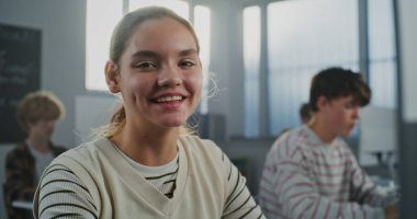 Güzel Genç Öğrencilerin Kapanışı Üniversite Konferans Salonunda. Kız Pozitif Duygular Gösteriyor, Gülümsüyor ve Kameraya Gülüyor. Modern Eğitim ve Öğrenci Yaşam Tarzı kavramı. Portre.