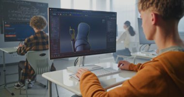 Üniversite Oyun Geliştirme Kursunda Odaklanan Öğrenciyi Kapat Video Oyunu için 3B Karakter Tasarımı. Modern Eğitim ve Dijital Yetenekler kavramını benimse. Teknolojide Yaratıcı Öğrenim ve Geleceğin Meslekleri.