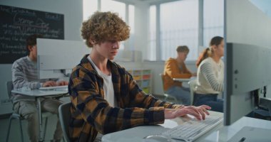 Checkered Shirt 'te Oyun Geliştirme Sınavı Projesi Öğrencisi. Programlama ve Tasarım sınavına giren gençler. Dijital Eğitim, Teknoloji ve Yaratıcı Yetenekler kavramı. Portre.