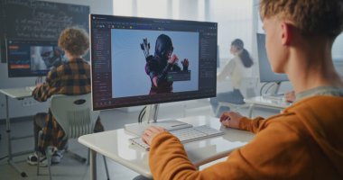 Üniversite Oyun Geliştirme Kursunda Odaklanan Öğrenciyi Kapat Video Oyunu için 3B Karakter Tasarımı. Modern Eğitim ve Dijital Yetenekler kavramını benimse. Teknolojide Yaratıcı Öğrenim ve Geleceğin Meslekleri.