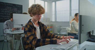 Checkered Shirt 'te Oyun Geliştirme Sınavı Projesi Öğrencisi. Programlama ve Tasarım sınavına giren gençler. Dijital Eğitim, Teknoloji ve Yaratıcı Yetenekler kavramı. Portre.