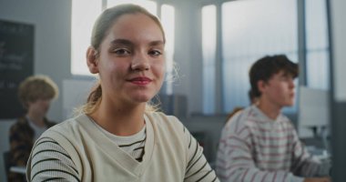 Güzel Genç Öğrencilerin Kapanışı Üniversite Konferans Salonunda. Kız Pozitif Duygular Gösteriyor, Gülümsüyor ve Kameraya Gülüyor. Modern Eğitim ve Öğrenci Yaşam Tarzı kavramı. Portre.