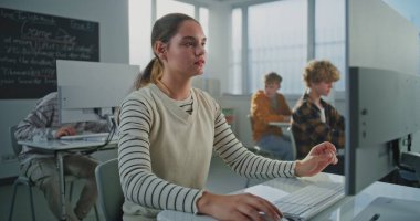 Üniversite Bilgisayar Laboratuvarında Güzel Kız Çalışmaları Oyun Geliştirme. Bayan Öğrenci Programı ve Tasarım, Gülümseme ve Kameraya Bakma. Dijital Eğitim, Teknoloji, Yaratıcı Yetenekler. Portre.