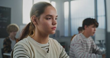 Güzel Genç Öğrencilerin Kapanışı Üniversite Konferans Salonunda. Kız Pozitif Duygular Gösteriyor, Gülümsüyor ve Kameraya Gülüyor. Modern Eğitim ve Öğrenci Yaşam Tarzı kavramı. Portre.