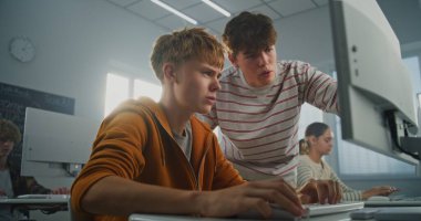 Turuncu Kapüşonlu Öğrenci Oyun Kodu için Sınıf Arkadaşından Yardım İstedi. Genç adam üniversite dersi sırasında programlama konusunda tavsiye istiyor. Takım Çalışması, İşbirliği ve Dijital Yetenekler Öğrenme kavramı.