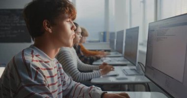 Çizgili Gömlekli Erkek Öğrenci Bilgisayar Programı Yazma Kodu. Parlak Laboratuvar Öğrenme Oyunu Geliştirme ve Modern Yazılım Becerileri Sınıfı. Takım çalışması kavramı. Doli Vuruşu.