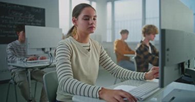 Üniversite Bilgisayar Laboratuvarında Bayan Öğrenci Oyun Geliştirme. Genç Kadın Ekran, Öğrenme Programlama ve Tasarım Üzerine Odaklandı. Dijital Eğitim, Teknoloji, Yaratıcı Yetenekler kavramı. Portre.