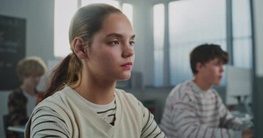 Güzel Genç Öğrencilerin Kapanışı Üniversite Konferans Salonunda. Kız Pozitif Duygular Gösteriyor, Gülümsüyor ve Kameraya Gülüyor. Modern Eğitim ve Öğrenci Yaşam Tarzı kavramı. Portre.