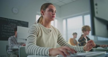 Kolej sınıfında, Güzel Bayan Öğrenci Oyun Geliştirme Sınıfı. Parlak Bilgisayar Laboratuvarındaki öğrenciler daktilo üzerinde yoğunlaşıyor. Modern Eğitim kavramı, Dijital Disiplin eğitimi. Portre.