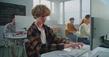 Checkered Shirt 'te Oyun Geliştirme Sınavı Projesi Öğrencisi. Programlama ve Tasarım sınavına giren gençler. Dijital Eğitim, Teknoloji ve Yaratıcı Yetenekler kavramı. Portre.