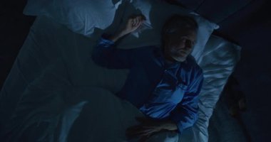 Orta Çağ Adamı Sessizlikte Uyanık Kaldı, Yatakta Döndü, Ölümlülük Korkusu, Zaman Geçidi 'yle Yüzleşti. Varoluşsal Düşünce Konsepti, Orta yaş Krizi, Uykusuzluk. Üst Görünüm Döndürülüyor.