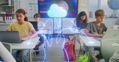 Dijital Sınıfta Çocuklar Bulut Bağladı. Parlayan Dijital Hatlar ile Buluta Bağlı Dizüstü bilgisayarlar üzerinde çeşitli öğrenci çalışmaları. Bulut Teknolojisi, Şebeke Öğrenimi, Geleceğin Teknoloji Eğitimi. Doli Vuruşu.