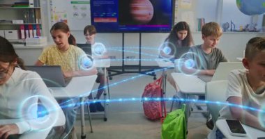 Öğrenciler Yapay Zeka Ağı aracılığıyla Fütürist Sınıflar Odası 'na Bağlandı. Parlak Modern Sınıfta, Çocuklar Parlayan Dijital Çizgiler Sembolize Edilebilir Yapay Zeka Ağı ile çevrili dizüstü bilgisayarlar üzerinde çalışır..