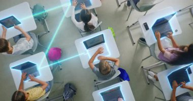 Bilgisayarlı Çocuklar, Sanal Bağlantı ve Yapay Zeka İşbirliğini sembolize eden Işık Dijital Çizgilerle çevrili. Teknoloji Entegrasyonu ve Gelecek Eğilimli Öğrenme. Üst Görünüm Döndürülüyor.