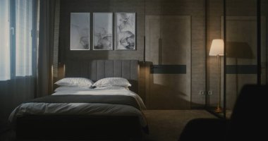 Resmi Takım Elbiseli Otel Yöneticisi Tablet Fotoğrafı kullanarak Lüks Otel Odasını Denetliyor ve Yatak Düzenlemesini Değerlendiriyor. Konukseverlik Standartları, Kalite Kontrolü, Profesyonel Yönetim.