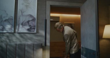 Yakışıklı İşadamı Zorlu Yolculuktan Sonra Modern Otel 'e İş Seyahatine Geldi. Bavulu olan yetişkin adam odaya girer, gözleri ve alnını ovuşturur, sanki başı ağrıyormuş gibi. Doli Vuruşu.