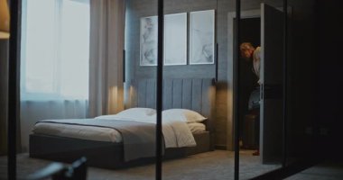 Entellektüel Gri Saçlı İşadamı Stylish Otel Odasına Geldi, Arama ve E-postalar için Anlık Kontrol Telefonu Aldı. Modern İş Seyahati, Sabit Bağlantı ve Dijital Yaşam Tarzı kavramı.