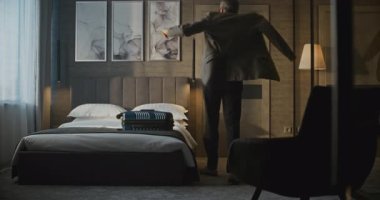 Yakışıklı Olgun Adam Bavula Ait Paketler, Ceketini Giyer ve Otel Odasından Çıkıyor. Seyahat rutini, seyahat hazırlığı, iş hayatı, iş seyahatleri, otel konaklama.