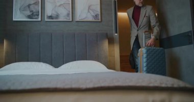 Yorgun Adam Akıllı Telefon Kontrol Sosyal Medyasına ulaşmadan önce çantasını bırakıyor. Modern Gerçeklik Dijital Alışkanlıkları kavramı, Yeni veya Tanıdık Uzayda Dijital Konfor Arayışı. El bilgisayarı.