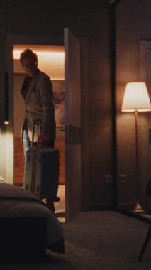 Yorgun adam geceleri rahat bir otel odasında kalıyor. Gri Saçlı Adam Çıplak Yatağa Yatar. Konsept, iş gezisi, otel hayatı, gezgin yaşam tarzı, seyahat yorgunluğu. Dikey Çekim.