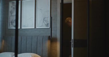 Zarif Olgun İş Adamı Uzun Yolculuktan Sonra Otel Odasına Girer. Erkek, paketleri açmadan önce akıllı telefonu kontrol eder. Dijital Yaşam Tarzı, İş Seyahati ve Modern Çalışma Rutini kavramı. Doli Vuruşu.