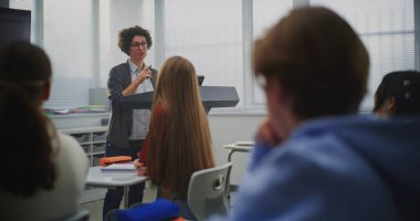 Kendine Güvenen Kadın Eğitmen İlgili Öğrencilere Kodlama Öğretiyor, Etkileşimli Görüntü Satırlarını Gösteriyor. Dijital Eğitim, Bilgi İşlem Ortamı ve Sınıf Teknolojisi kavramları. Doli Vuruşu.