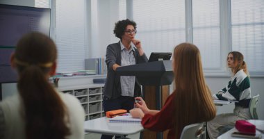 Bilgisayar Programlama Sınıfı 'nda Kadın Eğitimci Smartboard' da Yazılım Kodu Sunuyor, Tartışan Öğrencileri Çalıştırıyor. STEM Eğitimi, Etkileşimli Öğrenme ve Öğretim Yöntemlerinde Yenilik kavramını.