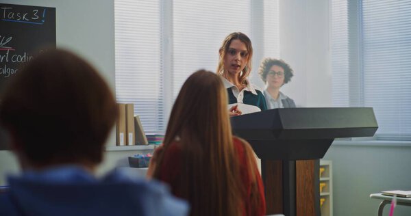 Девочка-подросток стоит на пьедестале почета, отчитывает товарищей по свету, современную аудиторию. Концепция вовлечения студентов, укрепления доверия и развития коммуникационных навыков. Долли Шот.