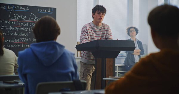 Мальчик-подросток на подиуме работает сверстником, тема игры видна на доске объявлений. Научное образование, прогресс науки и дискурс в современном, технологически окаменелом мире.