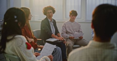 Yetişkin Kadın Öğretmenler Anketleri Dağıtır ve Öğrencilerden Devlet Özellikleri Envanterini Tamamlamalarını İstiyor. Açık İletişim, Akıl Sağlığı Eğitimi, Endişe Seviyelerini Değerlendirmeyi Öğrenme. Doli Vuruşu.