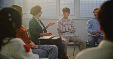 Öğretmen ve Öğrenciler Grup Terapisinde Duygular ve Stres Hakkında Tartışmaya İlham Verdiler. Zihinsel Sağlık Eğitimi, Empati, Farkındalık ve Okullardaki Duygusal Dayanıklılık kavramları. Doli Vuruşu.