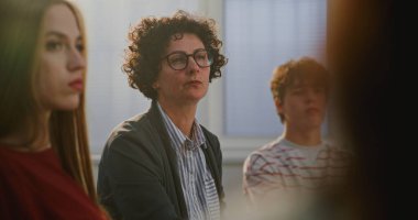 Kapanış Öğretmeni Gençlik Öğrencilerini Ruh Sağlığı Tartışması sırasında Duygularını ve Düşüncelerini Açıklamaya Destekliyor. Konsept Psikolojik Refah, Açık Diyalog ve Okullardaki Duygusal Edebiyat. Portre.