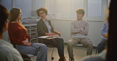 Öğretmen ve Öğrenciler Grup Terapisinde Duygular ve Stres Hakkında Tartışmaya İlham Verdiler. Zihinsel Sağlık Eğitimi, Empati, Farkındalık ve Okullardaki Duygusal Dayanıklılık kavramları. Doli Vuruşu.