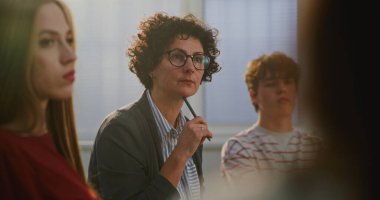 Kapanış Öğretmeni Gençlik Öğrencilerini Ruh Sağlığı Tartışması sırasında Duygularını ve Düşüncelerini Açıklamaya Destekliyor. Konsept Psikolojik Refah, Açık Diyalog ve Okullardaki Duygusal Edebiyat. Portre.