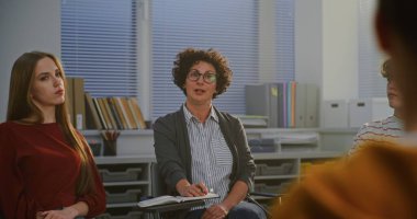 Öğretmenlerin stres yönetimi ve empati üzerine sakin tartışmalara rehberlik ettiği öğrencilerin zihinsel sağlık dersleri. Konsept Duygusal Eğitim, Farkındalık ve Destek Sınıfı Kültürü. Sabit Çekim.