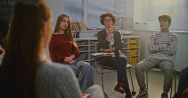 Öğretmen ve Öğrenciler Grup Terapisinde Duygular ve Stres Hakkında Tartışmaya İlham Verdiler. Zihinsel Sağlık Eğitimi, Empati, Farkındalık ve Okullardaki Duygusal Dayanıklılık kavramları. Doli Vuruşu.