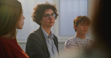 Kapanış Öğretmeni Gençlik Öğrencilerini Ruh Sağlığı Tartışması sırasında Duygularını ve Düşüncelerini Açıklamaya Destekliyor. Konsept Psikolojik Refah, Açık Diyalog ve Okullardaki Duygusal Edebiyat. Portre.