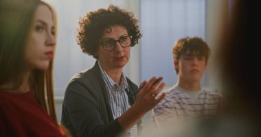 Kapanış Öğretmeni Gençlik Öğrencilerini Ruh Sağlığı Tartışması sırasında Duygularını ve Düşüncelerini Açıklamaya Destekliyor. Konsept Psikolojik Refah, Açık Diyalog ve Okullardaki Duygusal Edebiyat. Portre.