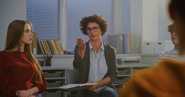 Öğretmenlerin stres yönetimi ve empati üzerine sakin tartışmalara rehberlik ettiği öğrencilerin zihinsel sağlık dersleri. Konsept Duygusal Eğitim, Farkındalık ve Destek Sınıfı Kültürü. Sabit Çekim.