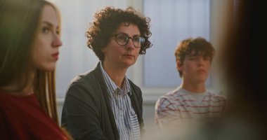 Kapanış Öğretmeni Gençlik Öğrencilerini Ruh Sağlığı Tartışması sırasında Duygularını ve Düşüncelerini Açıklamaya Destekliyor. Konsept Psikolojik Refah, Açık Diyalog ve Okullardaki Duygusal Edebiyat. Portre.