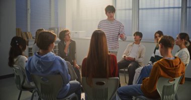 Ruh Sağlığı Dersi sırasında, Kadın Öğretmen Oğlanı Duygusal Doğaçlama, Diyalog yoluyla Duyguları İfade Etmeye Davet Ediyor. Kavramsal Öğrenme, Duygusal Serbest Bırakma ve Özfarkındalık.